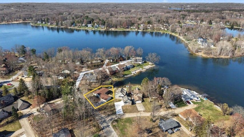 7788 W Royal Road, Canadian Lakes, MI 49346