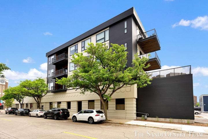300 Washington Avenue Unit 16, Grand Haven, MI 49417