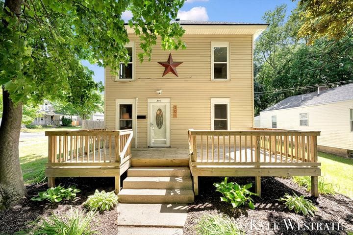 301 W Montcalm Street, Greenville, MI 48838