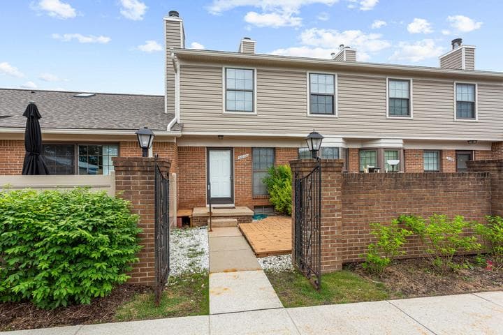 31008 Country Bluff, Farmington, MI 48331