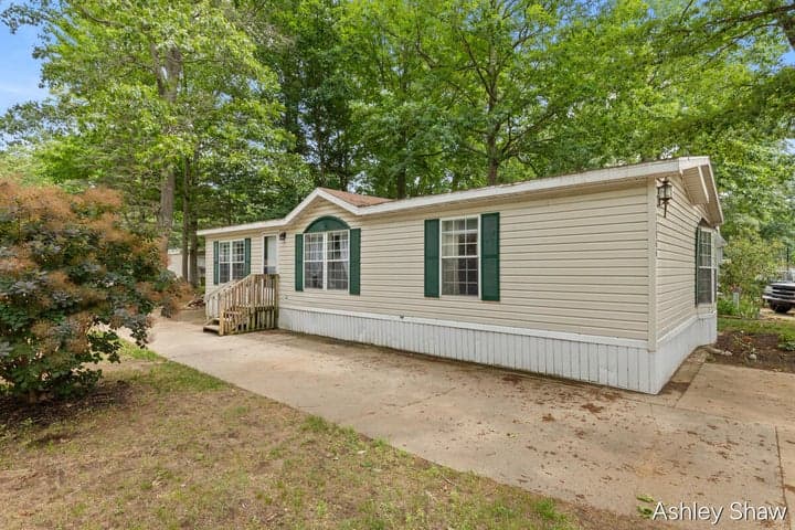 13566 Pinewood Drive, Grand Haven, MI 49417