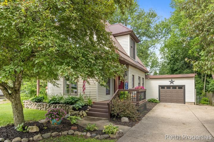 417 S Stewart Avenue, Fremont, MI 49412