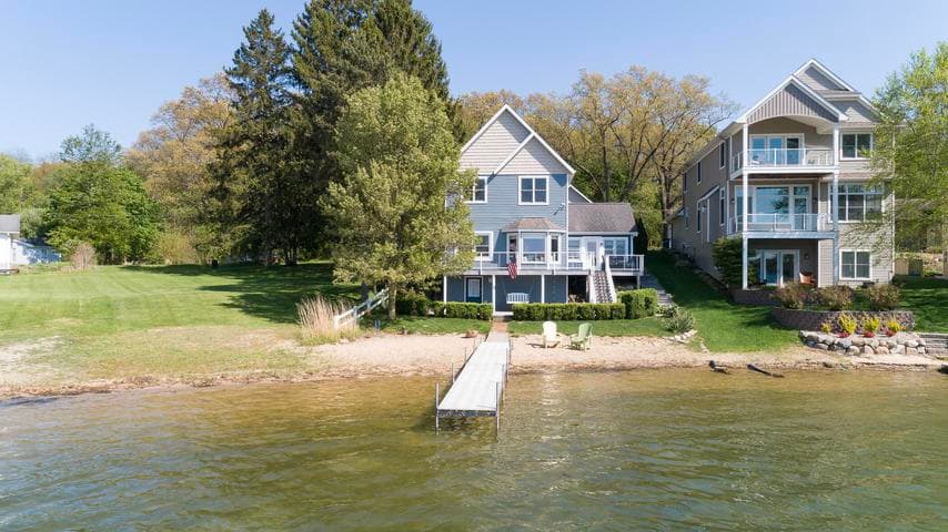 1401 E Crooked Lake Drive, Kalamazoo, MI 49009