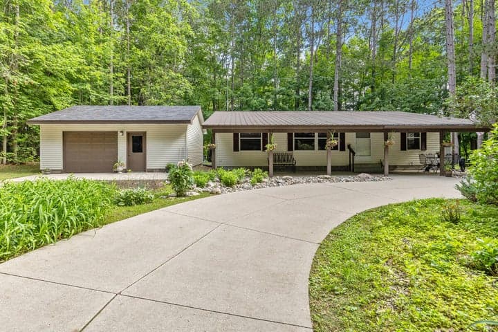 6009 Keeney Drive, Six Lakes, MI 48886