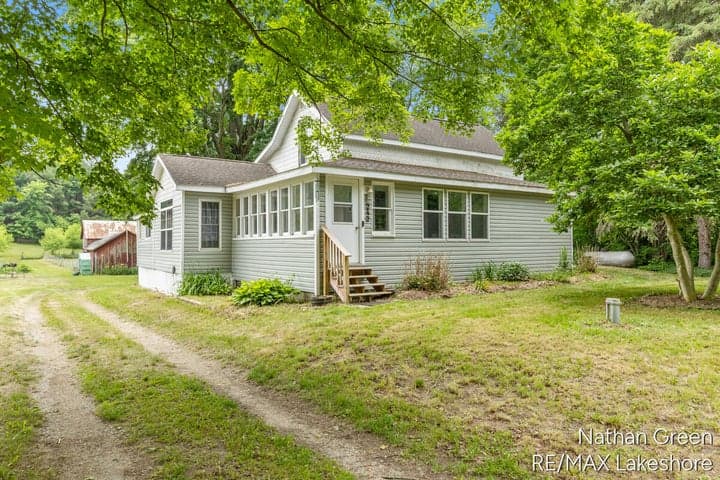 2122 Coats Grove Road, Hastings, MI 49058
