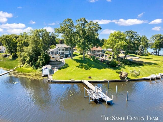 7 Circle Drive, Fruitport, MI 49415