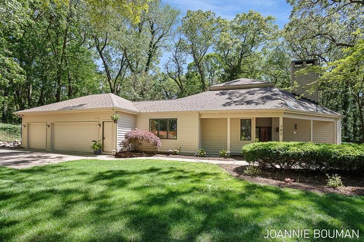 792 Pine Bay Avenue, Holland, MI 49424
