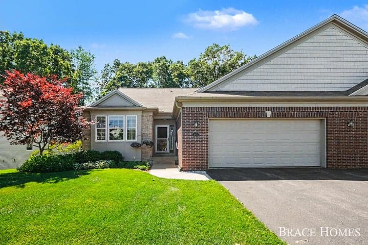2902 Woodridge Circle NE, Grand Rapids, MI 49525