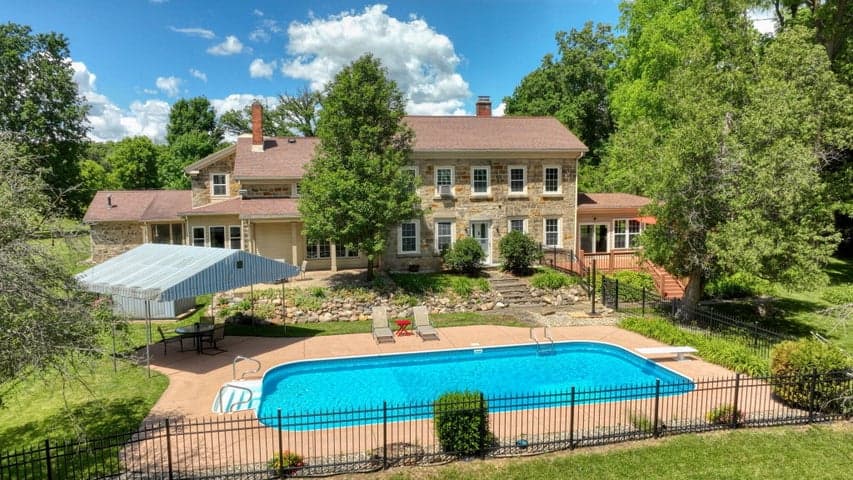208 Glasgow Road, Jackson, MI 49201