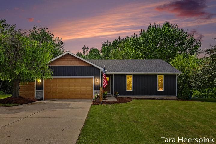 6237 Arroyo Vista Drive NE, Rockford, MI 49341