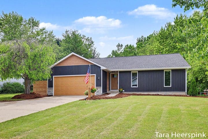 6237 Arroyo Vista Drive NE, Rockford, MI 49341