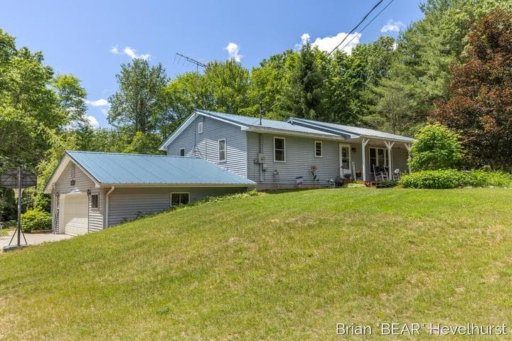 18249 8 Mile Road, Stanwood, MI 49346