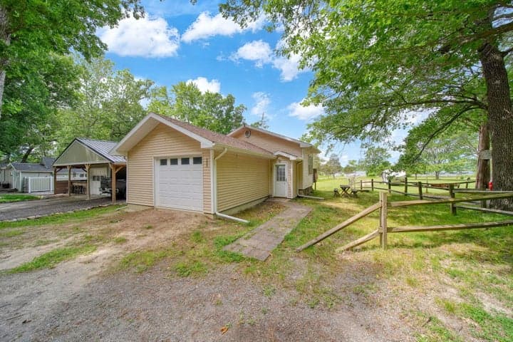 303 Cranberry Lake Road, Jackson, MI 49201