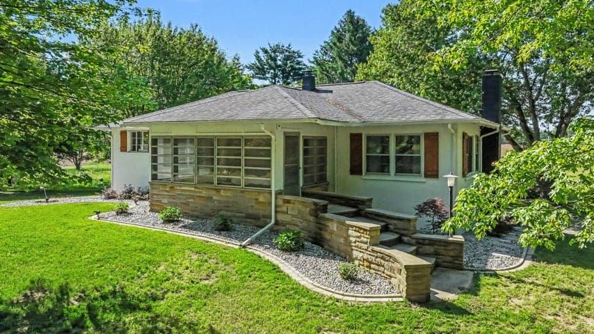 16077 M-216, Three Rivers, MI 49093