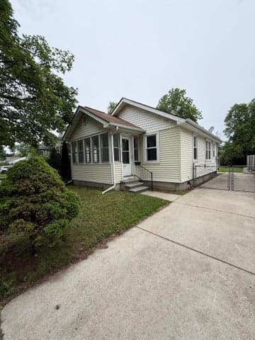 68 W Maxlow Avenue, Hazel Park, MI 48030