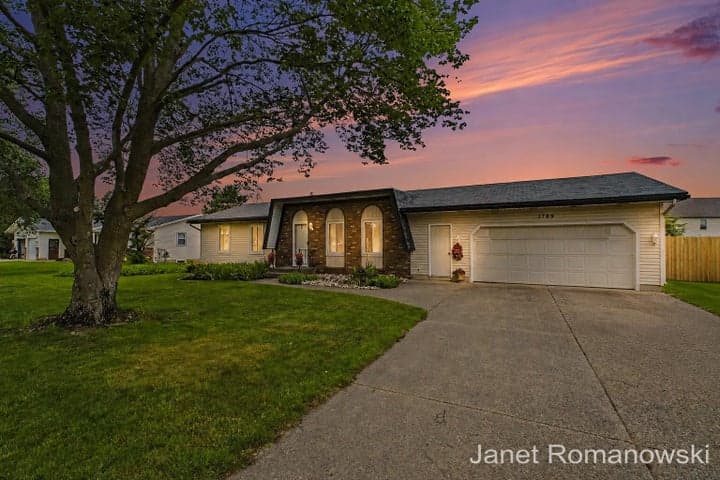 1789 Pleasantwood Drive, Jenison, MI 49428