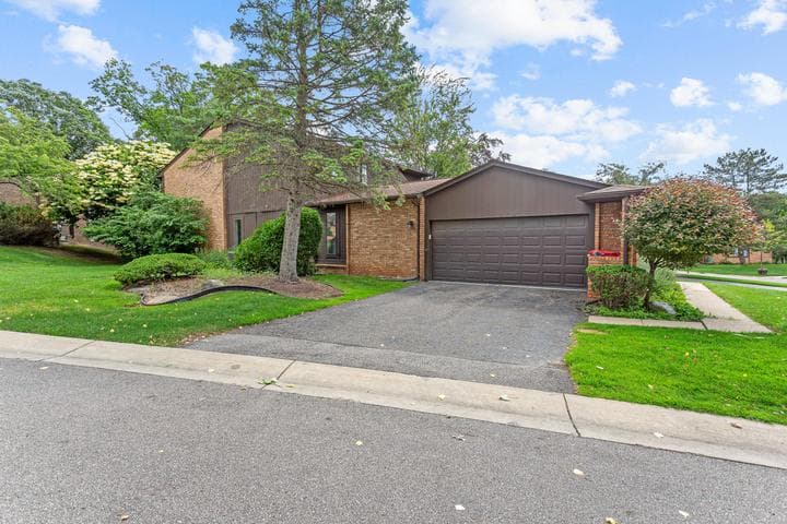 2260 Bordeaux Street, West Bloomfield, MI 48323