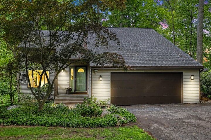 337 Horseshoe Court, Plainwell, MI 49080