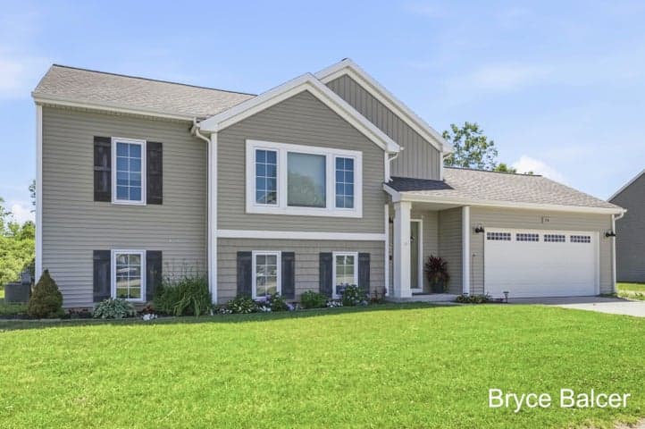 338 Vansen Drive, Kent City, MI 49330