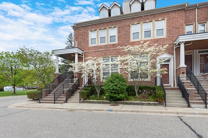 16992 Farmington Road 104, Livonia, MI 48154