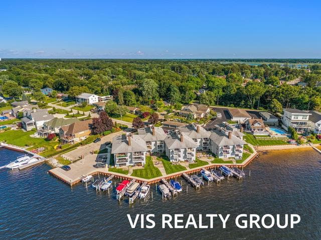400 Lakeview Court 8B, Spring Lake, MI 49456