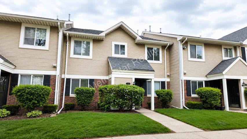 31548 Orchard Creek, Farmington Hills, MI 48334