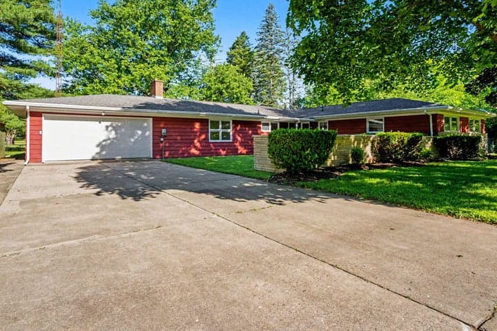 16172 Brookwood Drive, Buchanan, MI 49107