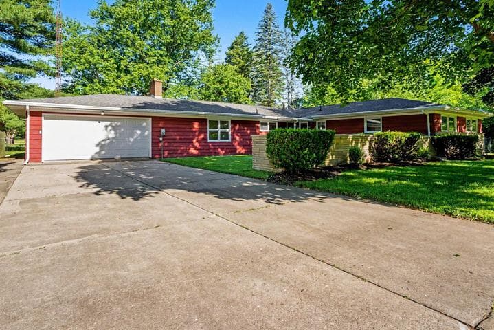 16172 Brookwood Drive, Buchanan, MI 49107