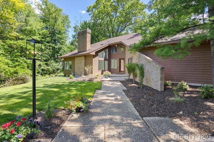1860 Beard Drive SE, Grand Rapids, MI 49546