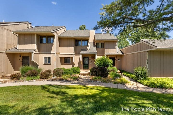 2670 Ridgecroft Drive SE, Grand Rapids, MI 49546