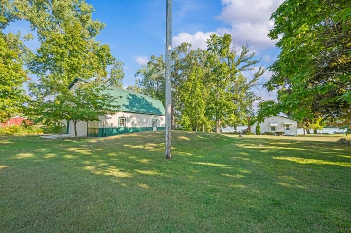 28195 Blackberry Lane, Sturgis, MI 49091