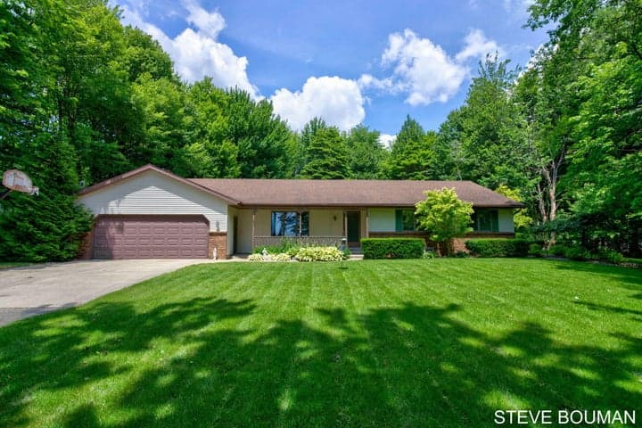 5915 141st Avenue, Holland, MI 49423