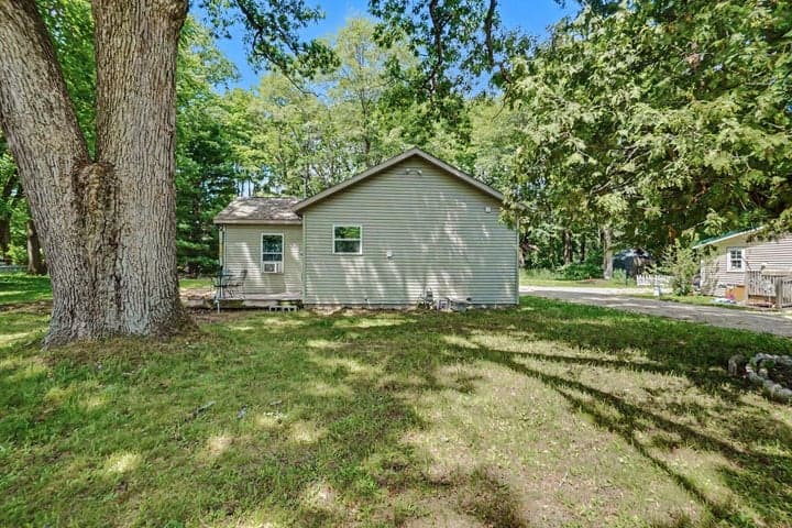 1147 S Bingham Avenue, White Cloud, MI 49349