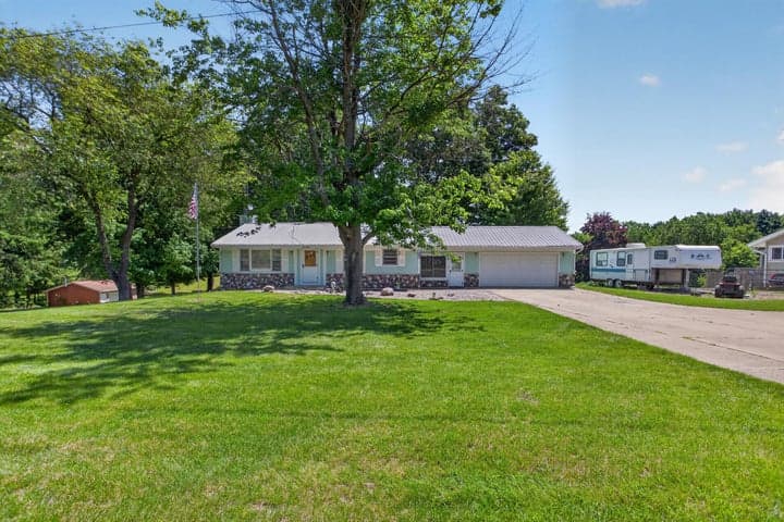 2695 Gilletts Lake Road, Jackson, MI 49201