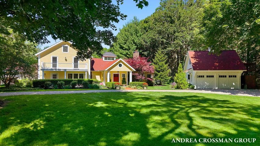 2075 Lakeshore Drive, Fennville, MI 49408