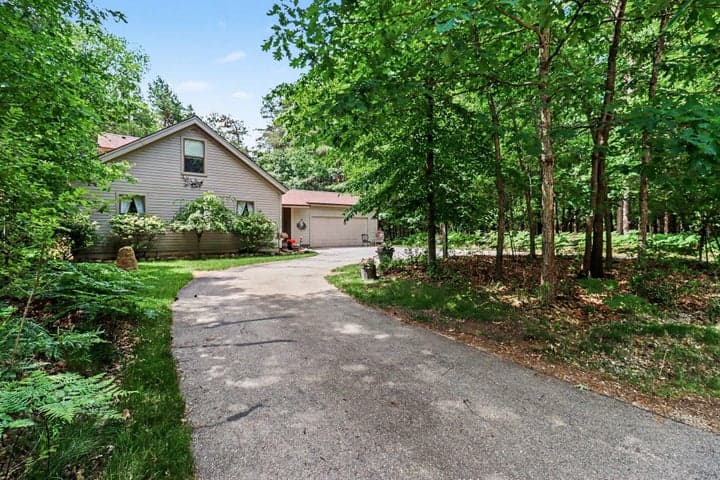 10035 Hawthorne Lane, Canadian Lakes, MI 49346