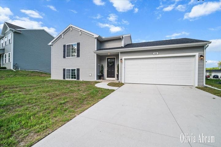 808 Hollyhock Drive, Greenville, MI 48838