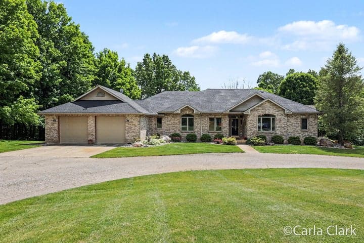 9899 Twelve Point Drive NE, Rockford, MI 49341