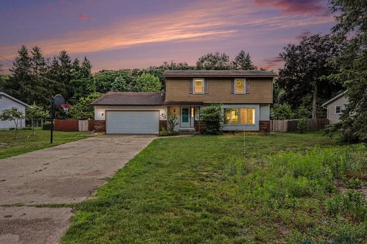 1915 Shorewood Drive, Norton Shores, MI 49441