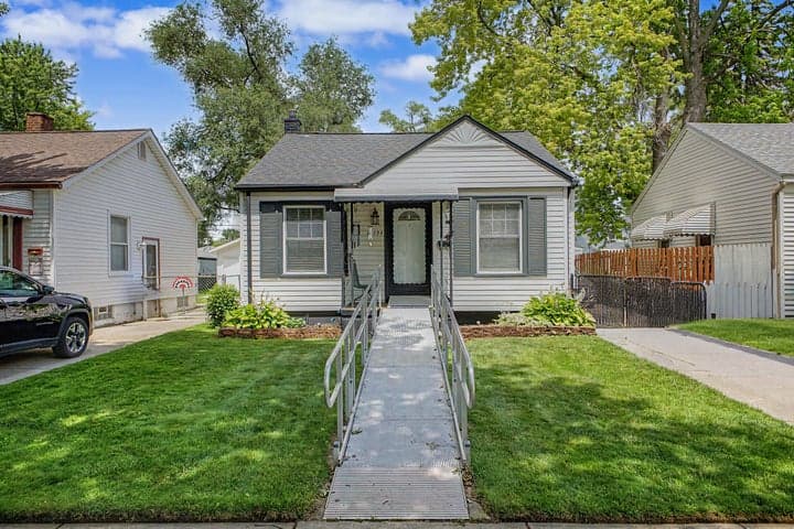 26154 Pennie Street, Dearborn Heights, MI 48125