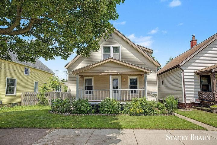 1009 Courtney Street NW, Grand Rapids, MI 49504