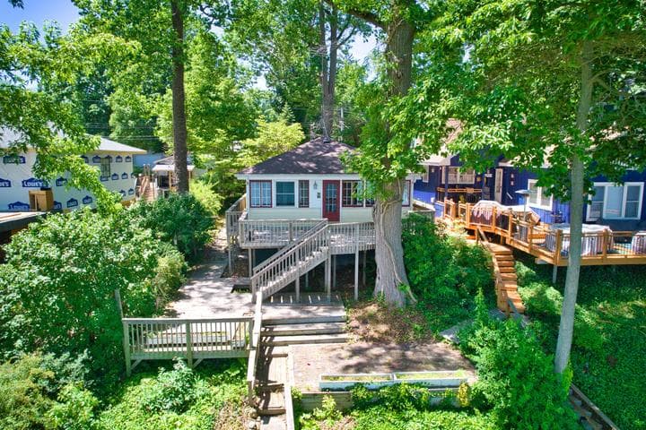 5511 Lakewood Street, Coloma, MI 49038