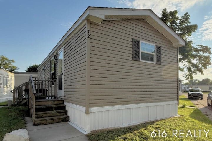72 N Green Meadow Street SE, Grand Rapids, MI 49548