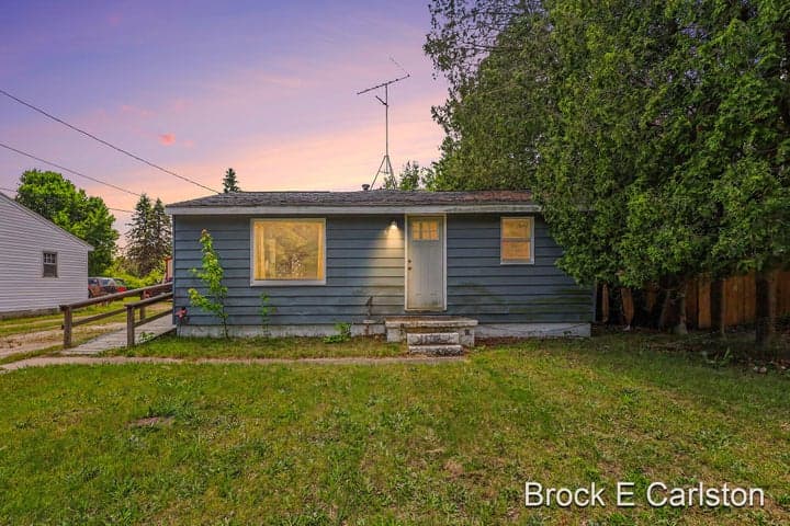 643 E Sternberg Road, Norton Shores, MI 49441
