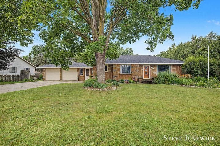 8261 Cottonwood Drive, Jenison, MI 49428