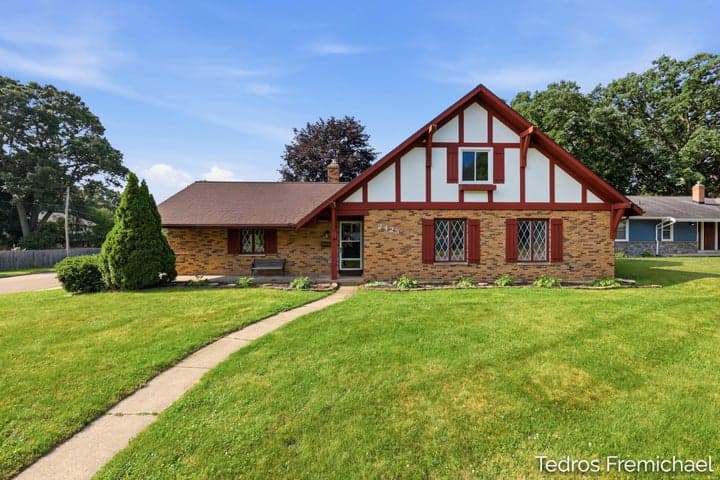 2423 Ridgefield Road, Portage, MI 49024