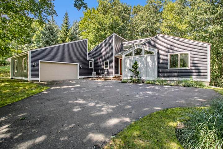 5410 W Oak Ridge Drive, Ludington, MI 49431