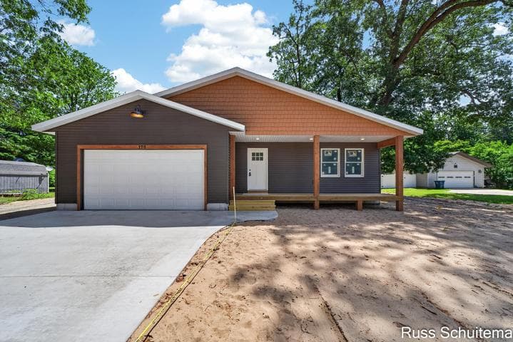 170 N 6th Avenue, Fruitport, MI 49415