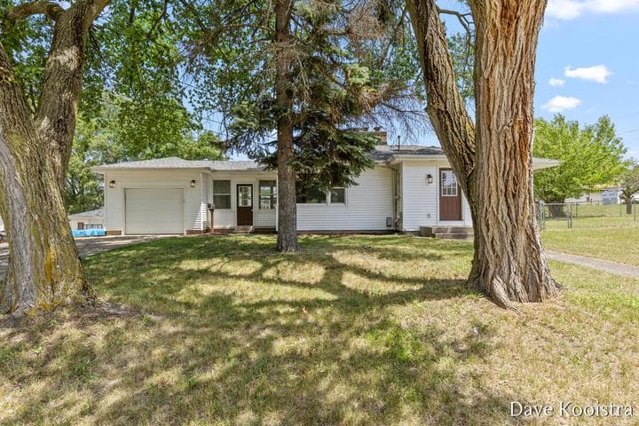 2530 De Hoop Avenue SW, Wyoming, MI 49509