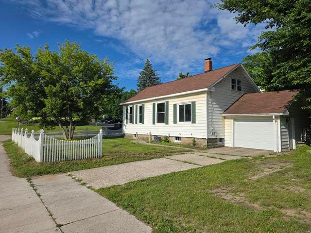 328 4th Street, Manistee, MI 49660